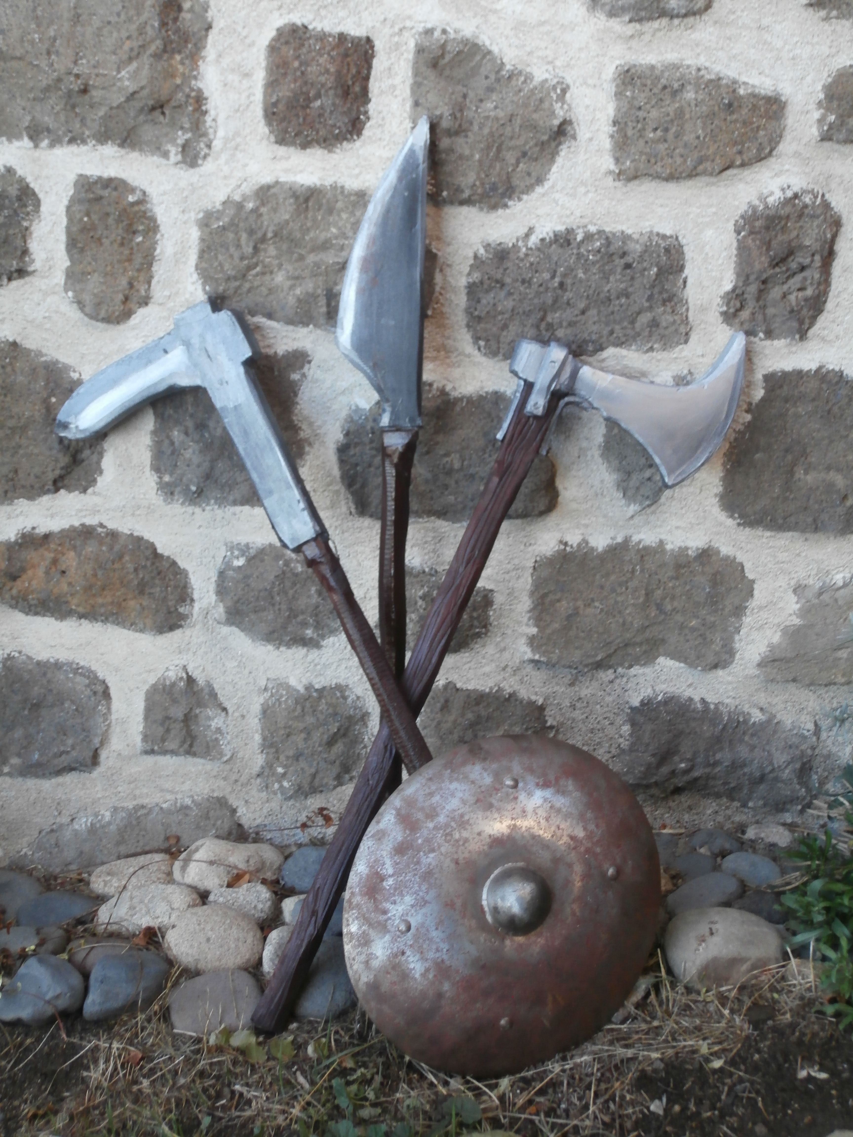 Contre le mur de la maison