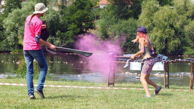 Des armes battle of color qui s'entrechoquent